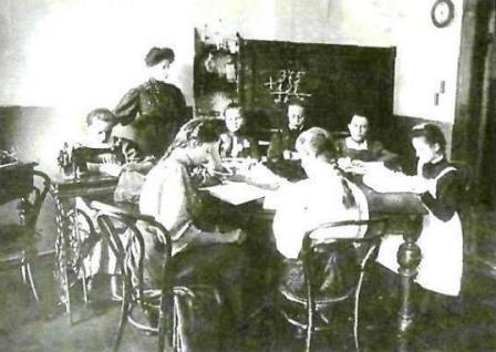 Вихованиці однієї з київських приватних шкіл під час занять