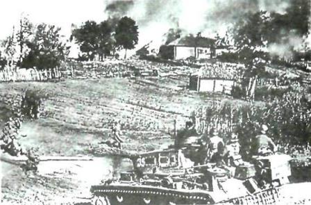 Німецькі танки вступають в українське село. 1941 р.