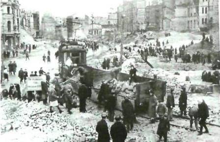 Кияни на відбудові вулиці Хрещатик. 1944 р