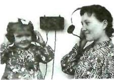 Мати з донькою слухають радіо. Станіславська (сучасна Івано-Франківська) область